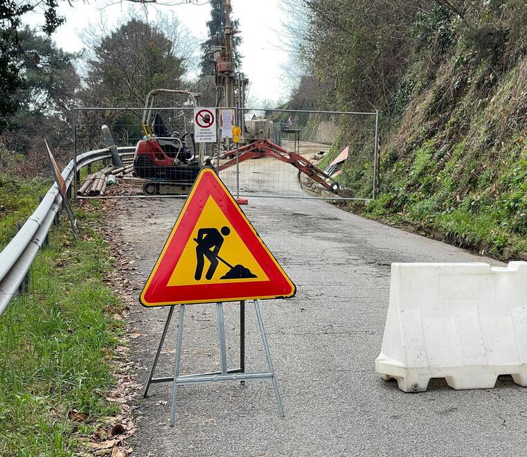Strada chiusa, cantiere vandalizzato. La sindaca: «Senza lavori c’è pericolo»