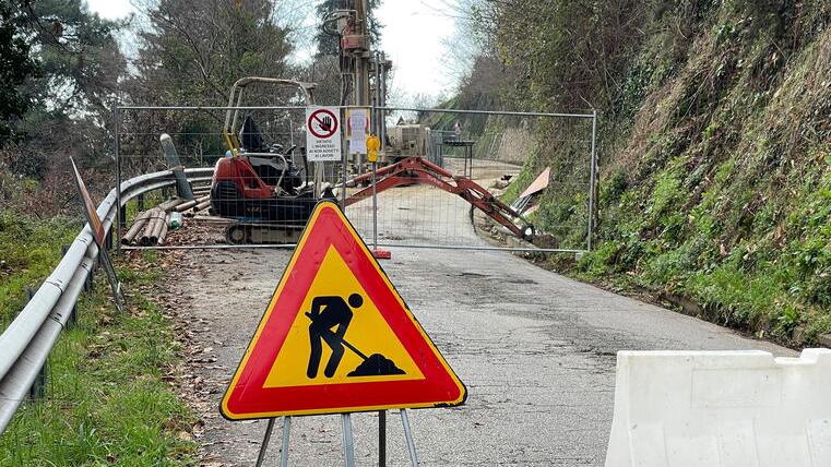 Strada chiusa, cantiere vandalizzato. La sindaca: «Senza lavori c’è pericolo»