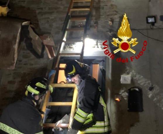 Lite fra vicini ad Arezzo: assalta la villetta con una ruspa e viene ucciso dal proprietario