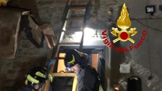 Lite fra vicini ad Arezzo: assalta la villetta con una ruspa e viene ucciso dal proprietario