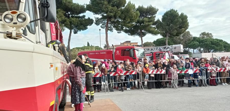 
	La Befana dei vigili del fuoco nella caserma di via Campania

