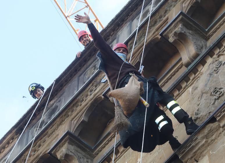 Dolcetti e carbone per bimbi e genitori: a Firenze va in scena il “Befana-show”