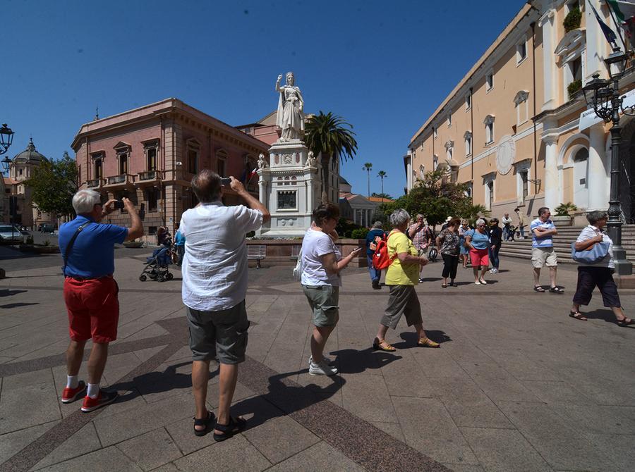 
	Turisti in piazza Eleonora a Oristano


