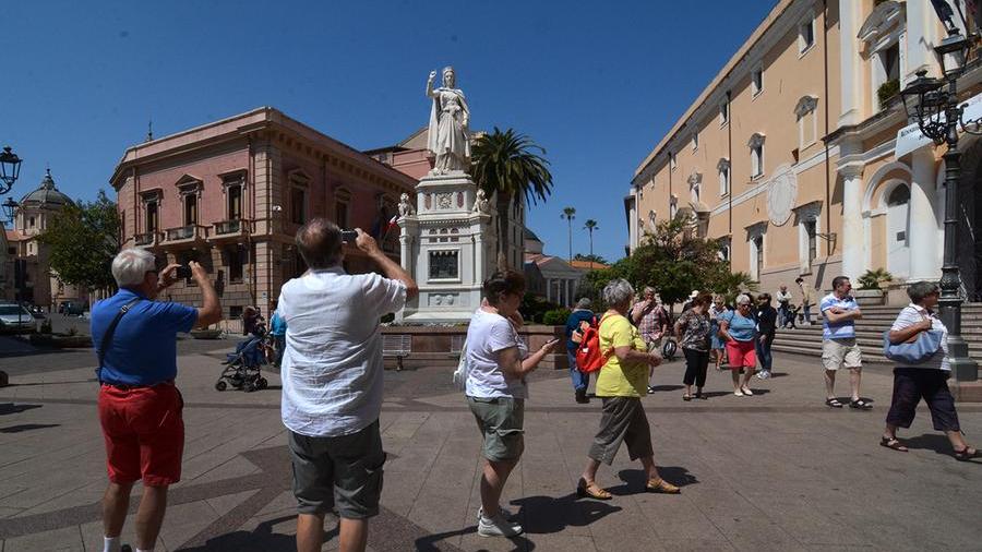 Turisti in piazza Eleonora a Oristano