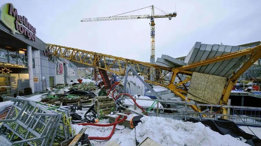 Norvegia: gru crolla su un centro commerciale per il forte vento, un morto