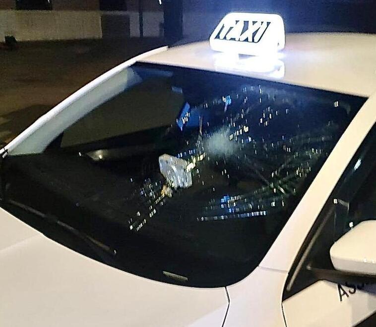 Sfonda a pugni il parabrezza del taxi