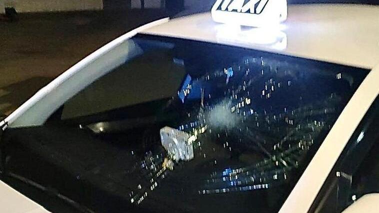 Sfonda a pugni il parabrezza del taxi