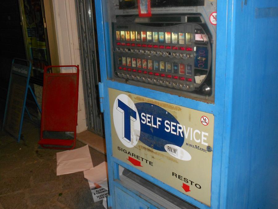 Ladro assalta i distributori automatici di due tabaccherie
