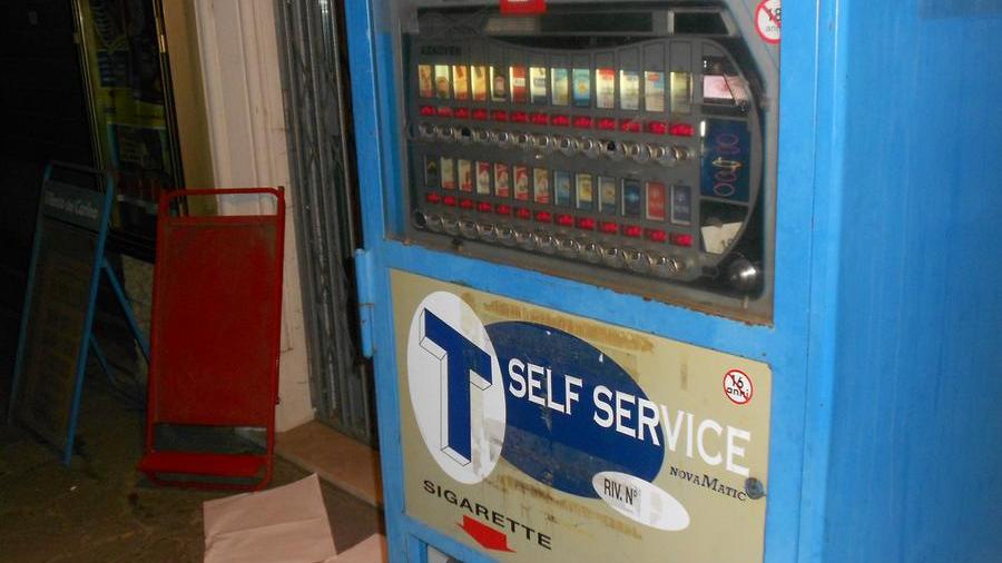 Ladro assalta i distributori automatici di due tabaccherie