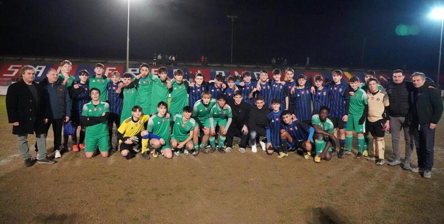 La partita della pace che si è giocata a San Frediano tra la squadra locale e i pari età del Romito. Nei mesi scorsi le squadre erano state protagoniste di un pomeriggio di tensione al centro sportivo del Romito. Ora finalmente vince l’amicizia tra strette di mano e abbracci