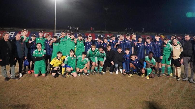 La partita della pace che si è giocata a San Frediano tra la squadra locale e i pari età del Romito. Nei mesi scorsi le squadre erano state protagoniste di un pomeriggio di tensione al centro sportivo del Romito. Ora finalmente vince l’amicizia tra strette di mano e abbracci
