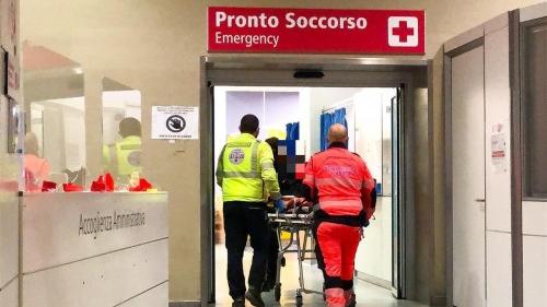Un paziente all’ingresso del pronto soccorso dell’ospedale Santa Maria Nuova di Firenze