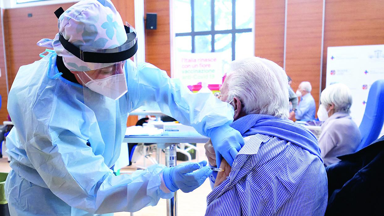 Ripartono i vaccini anti-Covid tutto esaurito fino a Carnevale