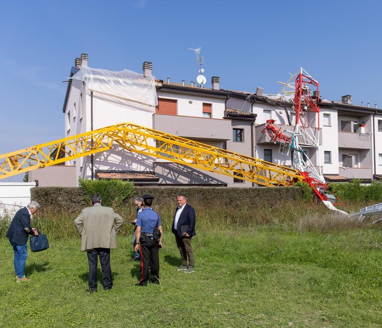 Ferrara. Gru crollata durante il nubifragio, dopo le feste via alla rimozione 