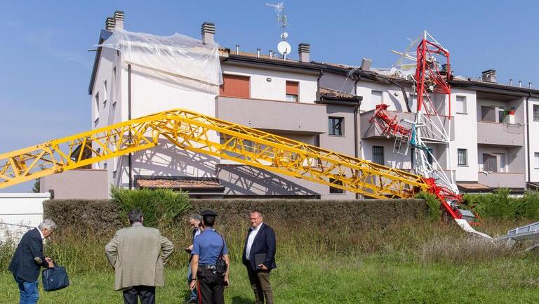 Ferrara. Gru crollata durante il nubifragio, dopo le feste via alla rimozione