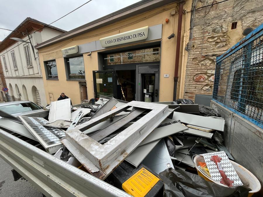 Peccioli, fanno saltare il bancomat in centro