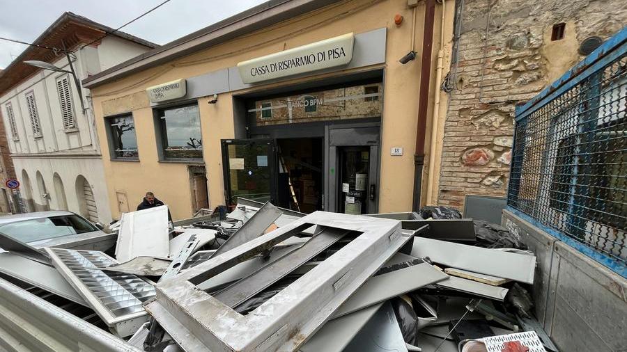 Peccioli, fanno saltare il bancomat in centro