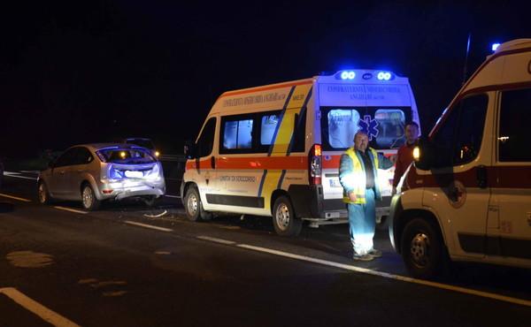 Coppia di cinquantenni muore nello schianto frontale in auto, due ventenni ferite