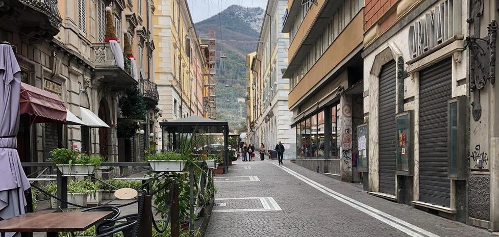 Via Roma a Carrara, viaggio nel deserto: solo fondi sfitti e vetrine spente