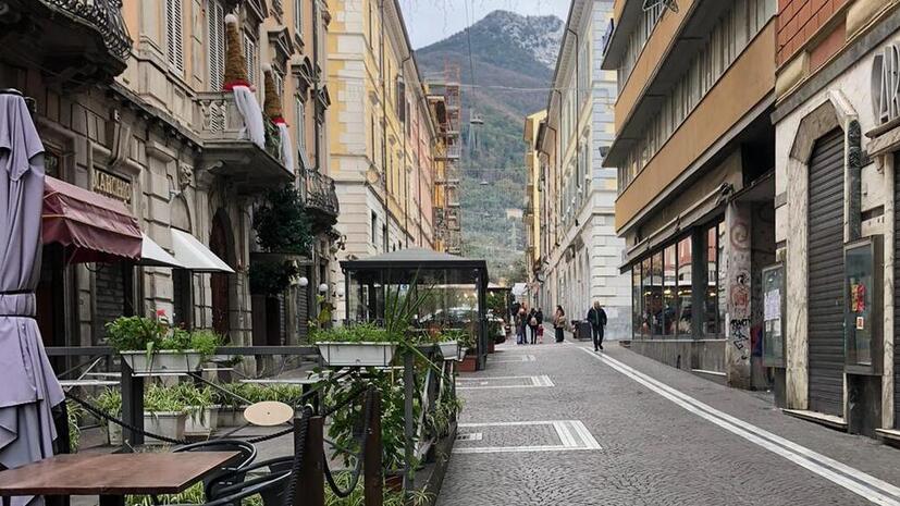 Via Roma a Carrara, viaggio nel deserto: solo fondi sfitti e vetrine spente