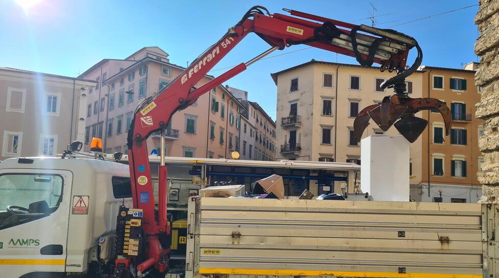 Un mezzo dell’Aamps in Piazza dei Domenicani