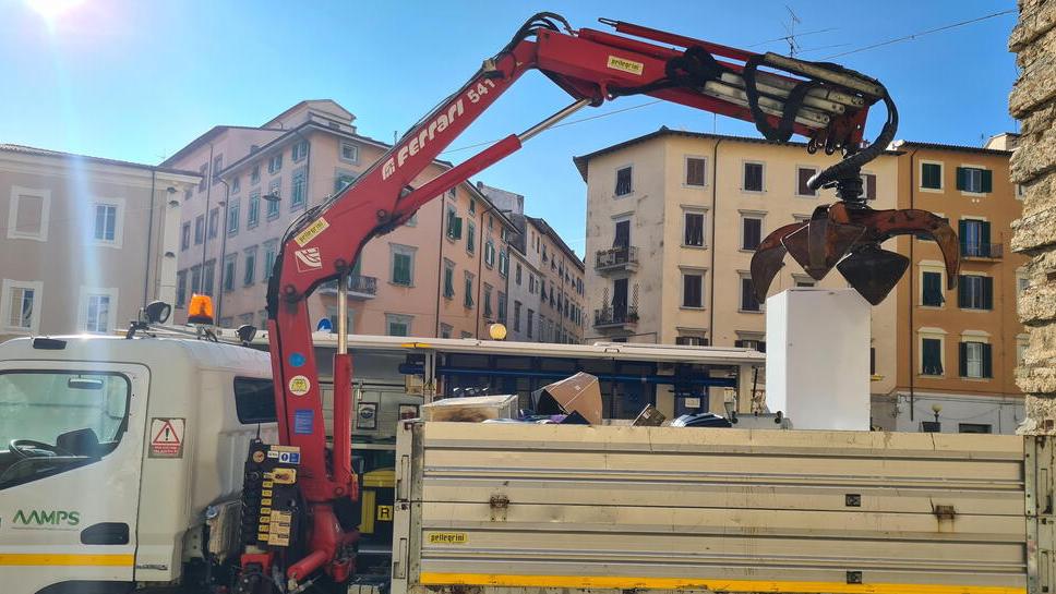 Un mezzo dell’Aamps in Piazza dei Domenicani