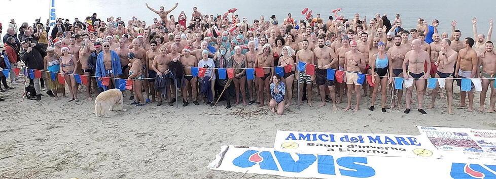 La foto di gruppo dei quasi 400 “temerari” che ieri hanno partecipato al tuffo della Befana organizzato a Marina (foto Muzzi)