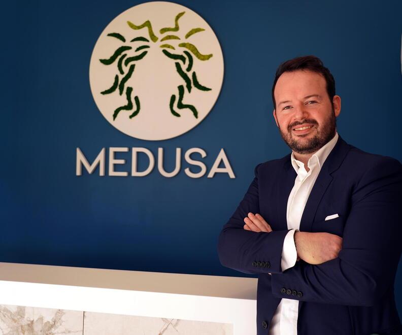 
	Alessandro Bovani posa all'ingresso del centro benessere realizzato a Bientina (Foto di Franco Silvi)

