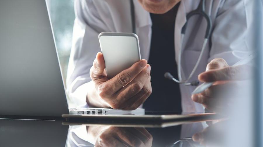 Le visite in chat e i controlli a distanza: nell’Asl Toscana Centro arriva la telemedicina