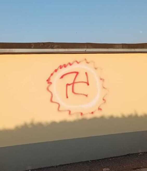 Svastiche al cimitero poco prima della commemorazione del partigiano