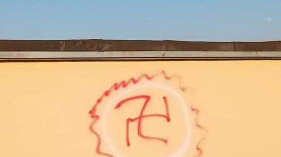 Svastiche al cimitero poco prima della commemorazione del partigiano