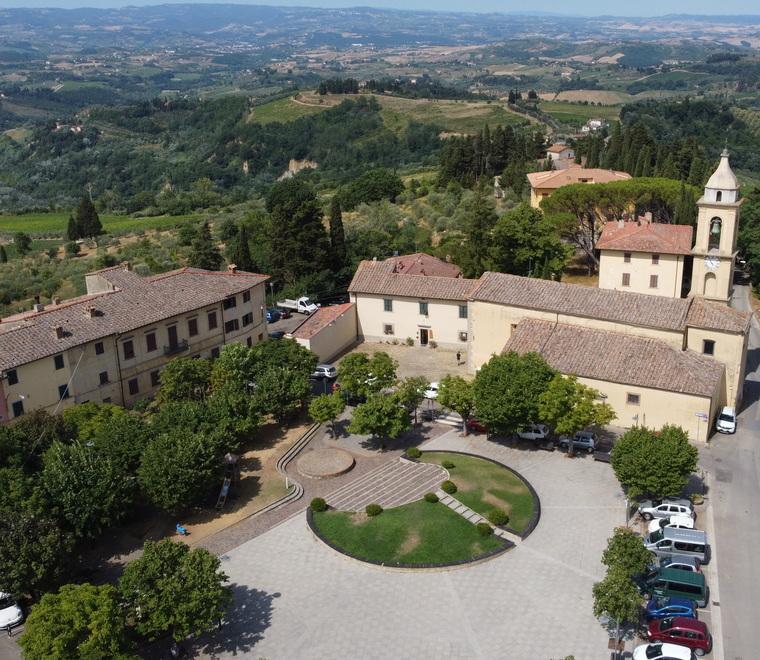 Una veduta dall’alto della piazza principale della frazione di Marcialla