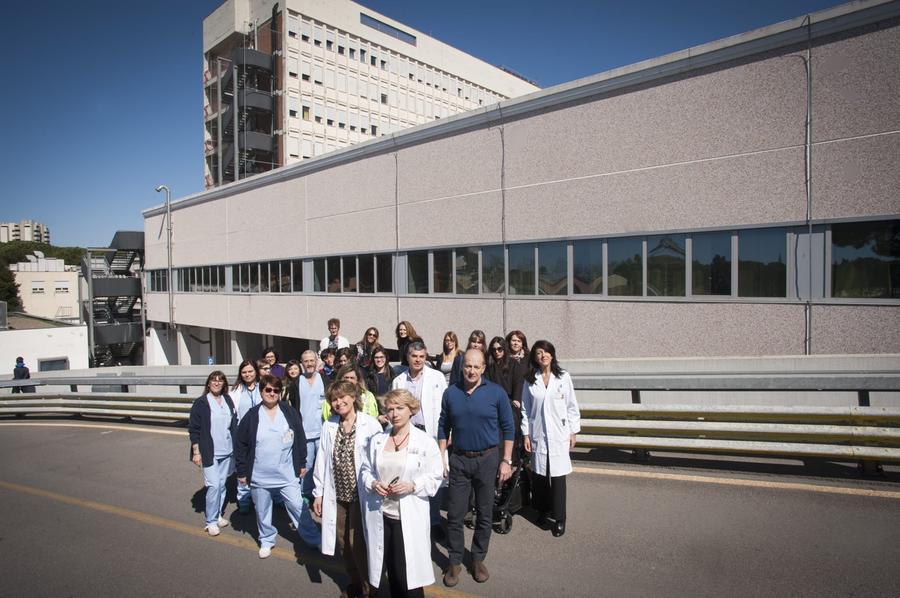 
	Vittoria Doretti con parte dello staff del Codice Rosa davanti al Misericordia, dove tutto &egrave; cominciato

