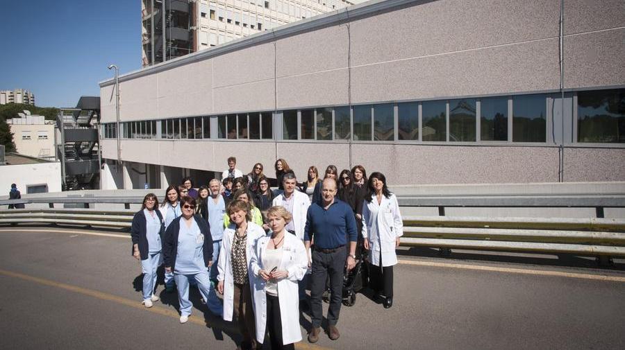 Vittoria Doretti con parte dello staff del Codice Rosa davanti al Misericordia, dove tutto è cominciato