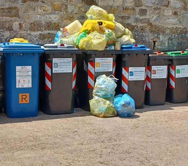 Alcuni contenitori della raccolta differenziata (Foto di repertorio)