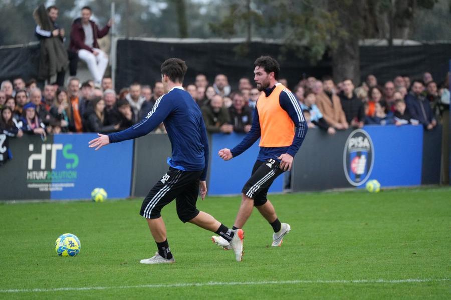 
	Un momento della seduta dell'Epifania del Pisa a San Piero: sullo sfondo i tifosi assiepati a bordo campo (Foto Pisa Sc)

