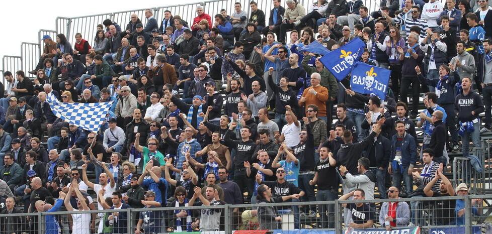 Gli ultras del Prato nella curva Ferrovia dello stadio Lungobisenzio