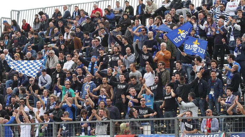 Gli ultras del Prato nella curva Ferrovia dello stadio Lungobisenzio