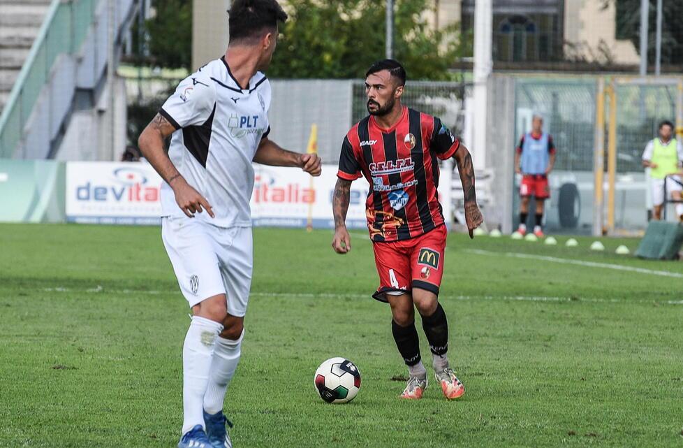 Nella foto Nicholas Bensaja, 27 anni, romano, oggi mediano dell’Imolese e uno degli ex che domani scenderanno in campo contro la Lucchese (Foto Sernacchioli)