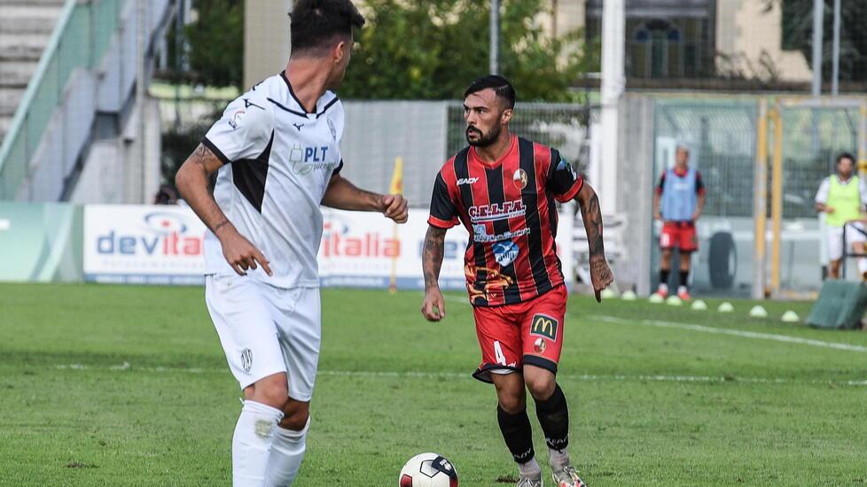 Nella foto Nicholas Bensaja, 27 anni, romano, oggi mediano dell’Imolese e uno degli ex che domani scenderanno in campo contro la Lucchese (Foto Sernacchioli)
