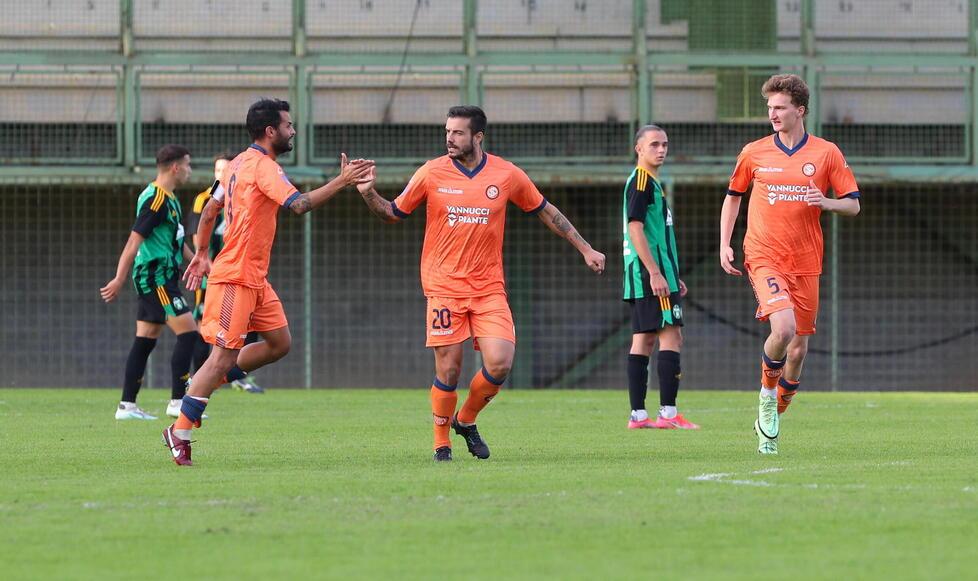 Sulla sinistra il capitano arancione Andrea Caponi dopo il gol segnato contro l’Aglianese