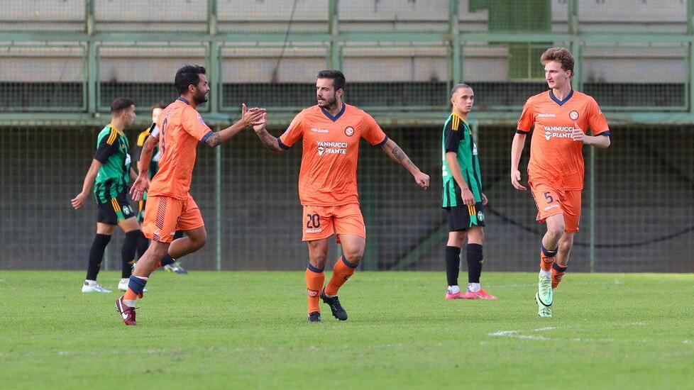 Sulla sinistra il capitano arancione Andrea Caponi dopo il gol segnato contro l’Aglianese