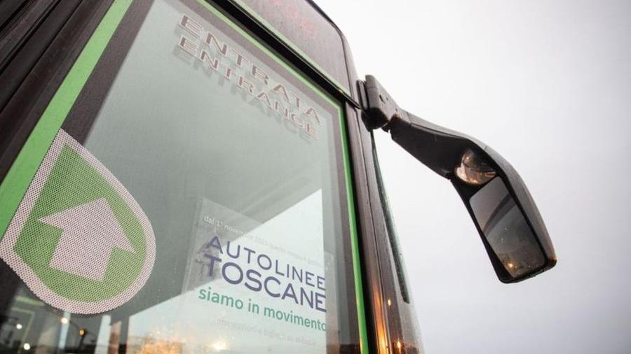 «Fammi scendere qui», ma l’autista si rifiuta e viene colpito da un pugno durante la corsa