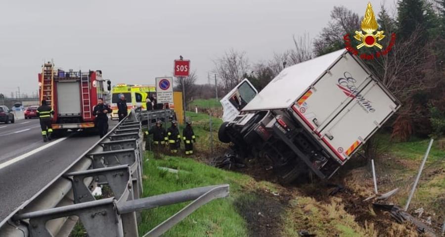 Reggio Emilia, camion fuori strada in A1: un ferito