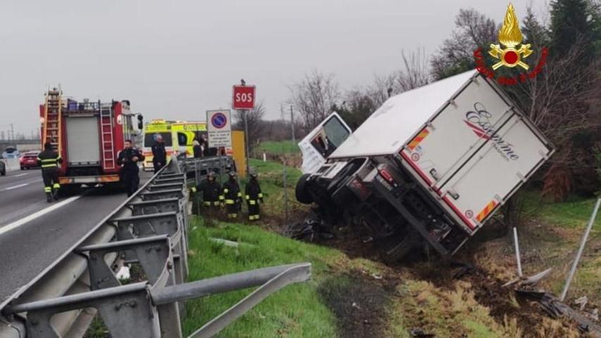 Reggio Emilia, camion fuori strada in A1: un ferito