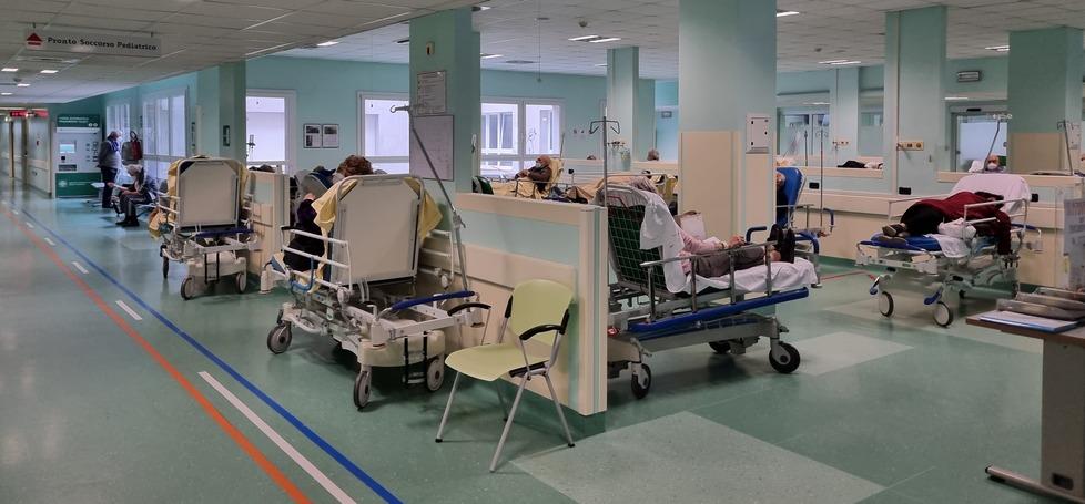 Cona, assalto al pronto soccorso: in barella anche da due giorni