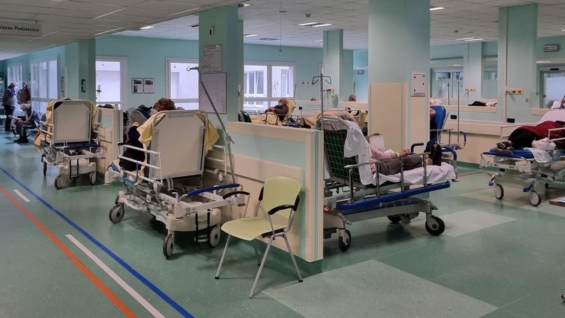Cona, assalto al pronto soccorso: in barella anche da due giorni