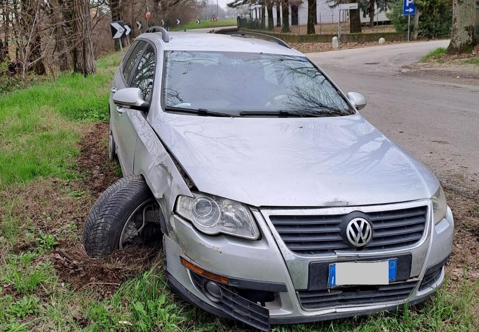 Mirandola. Esce di strada e si schianta contro un albero Gazzetta di Modena