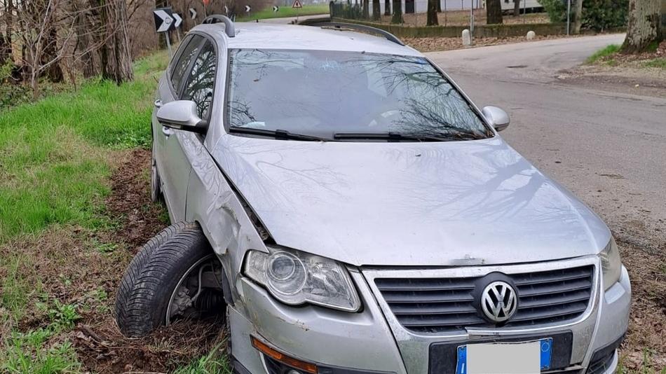 Mirandola. Esce di strada e si schianta contro un albero Gazzetta di Modena