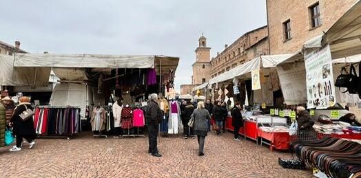 Carpi. Il mercato in piazza torna all’assetto antico Ma non tutti gli ambulanti sono contenti 